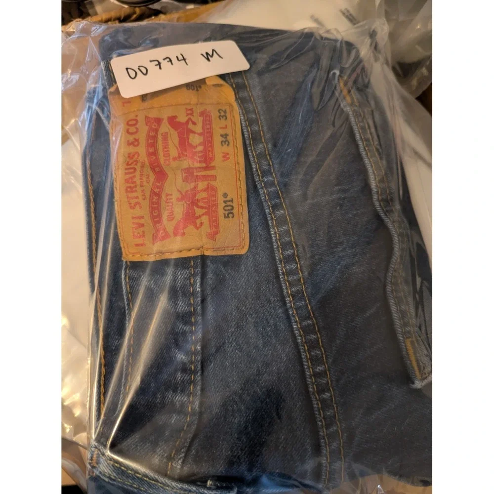 Levis 501 Jeans Mens 34x32 Blue Button Fly Denim Pants Cowboy Classic